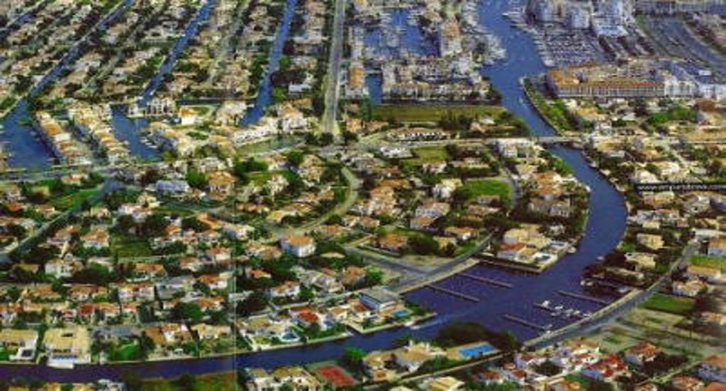 אמפוריבראבה Apartamento Dinasty מראה חיצוני תמונה